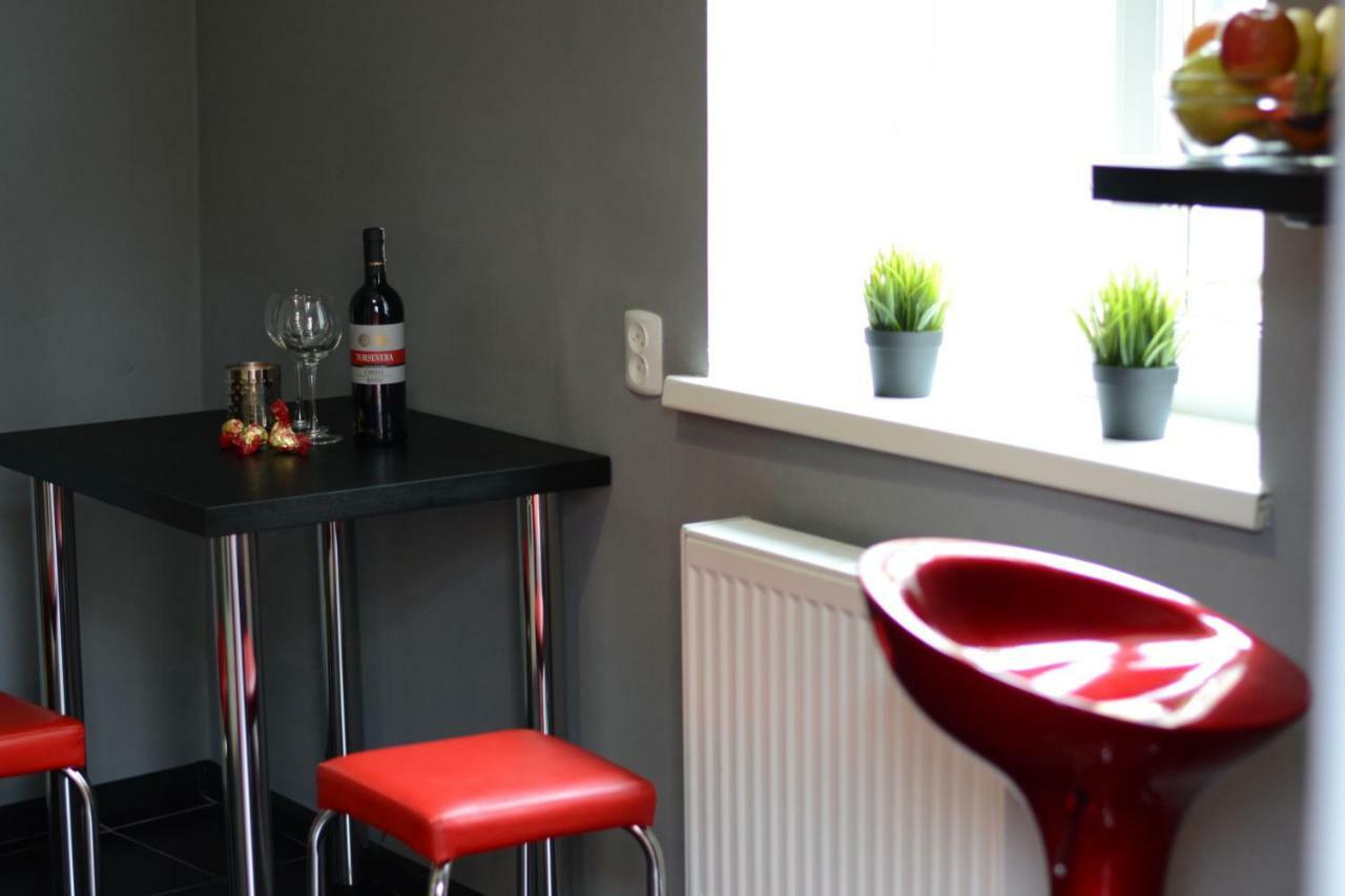 Modern Red Apartment Lviv Eksteriør bilde