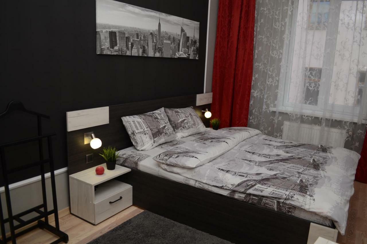 Modern Red Apartment Lviv Eksteriør bilde