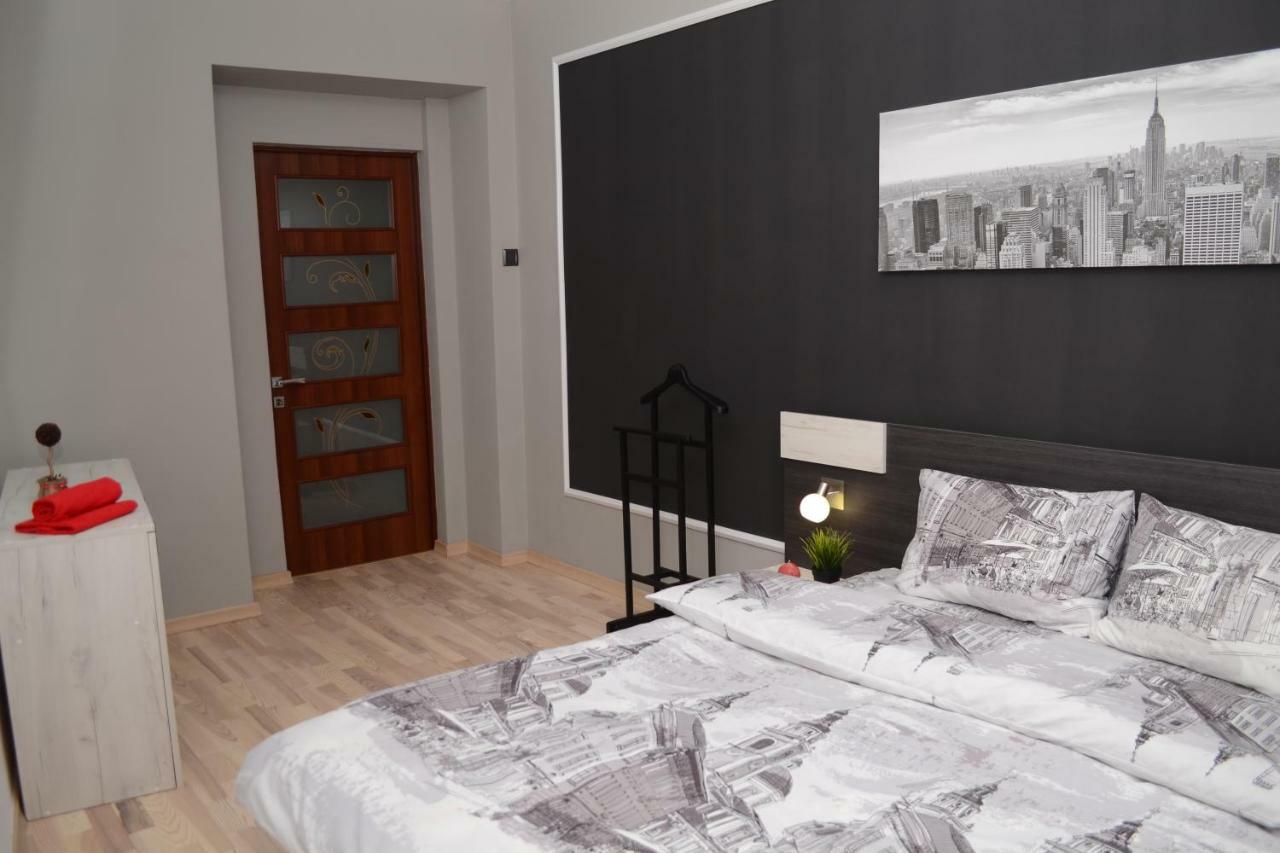Modern Red Apartment Lviv Eksteriør bilde