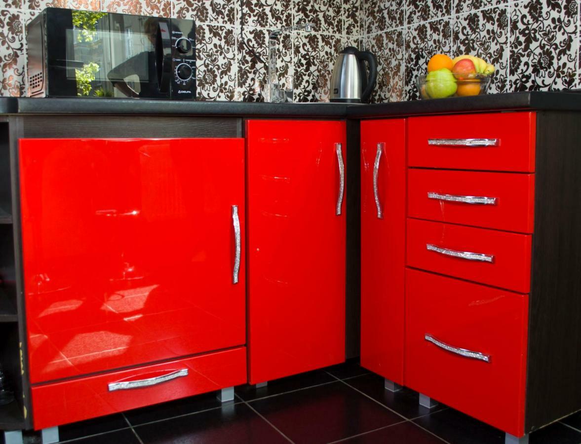 Modern Red Apartment Lviv Eksteriør bilde